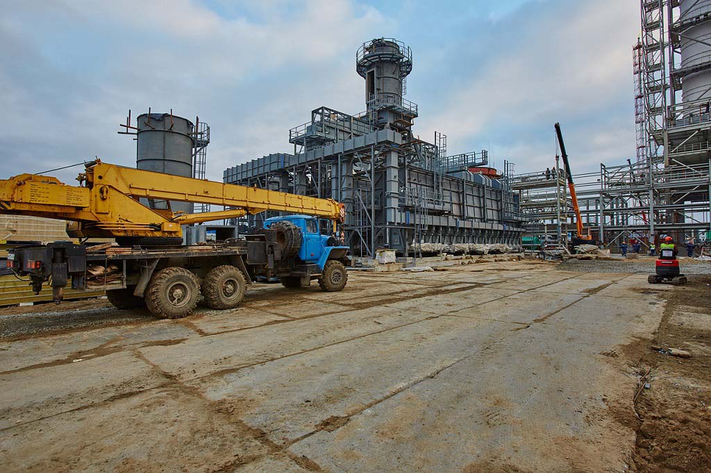 Construction with mobile crane