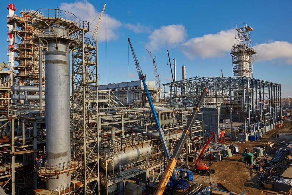 Refinery construction with tower cranes
