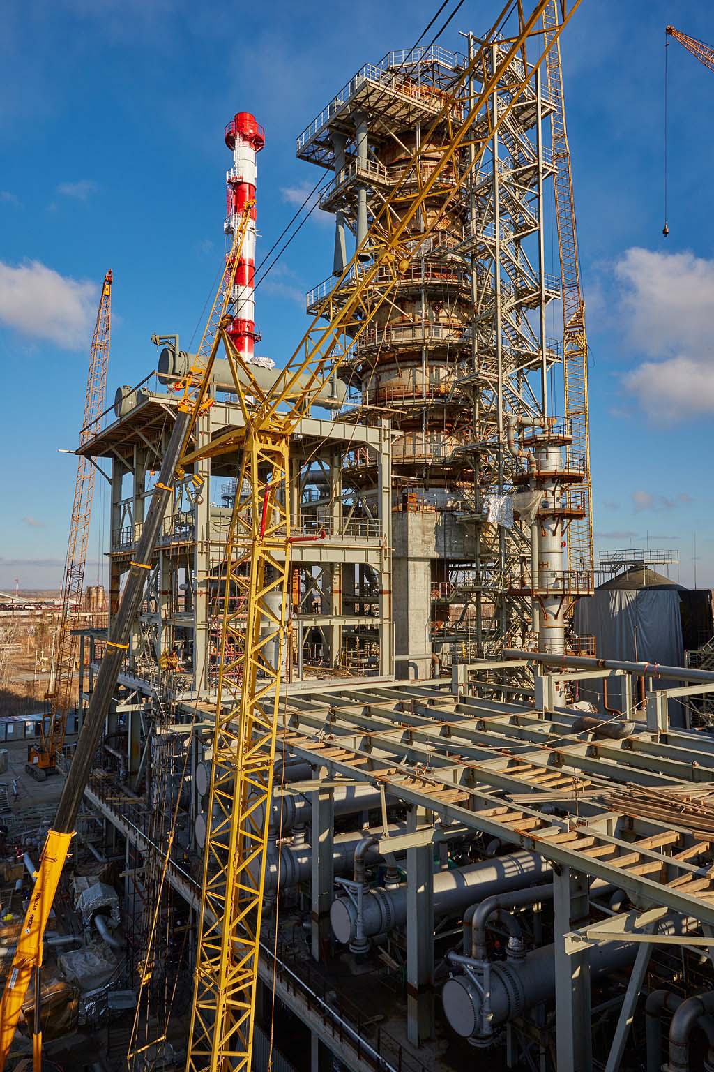 Distillation column with crane