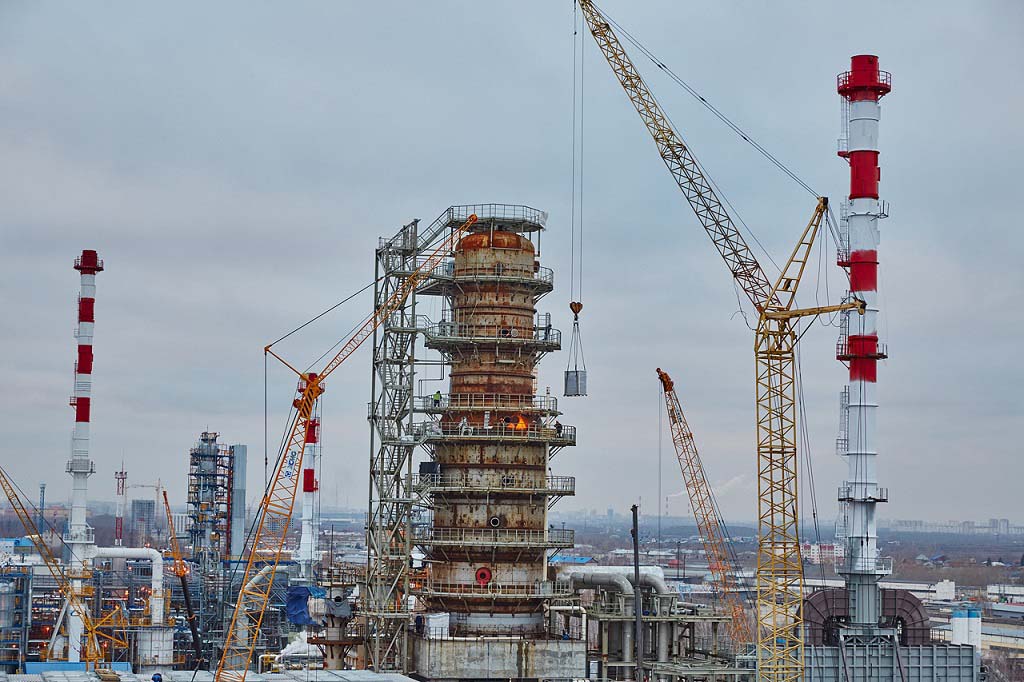 Column under construction with cranes