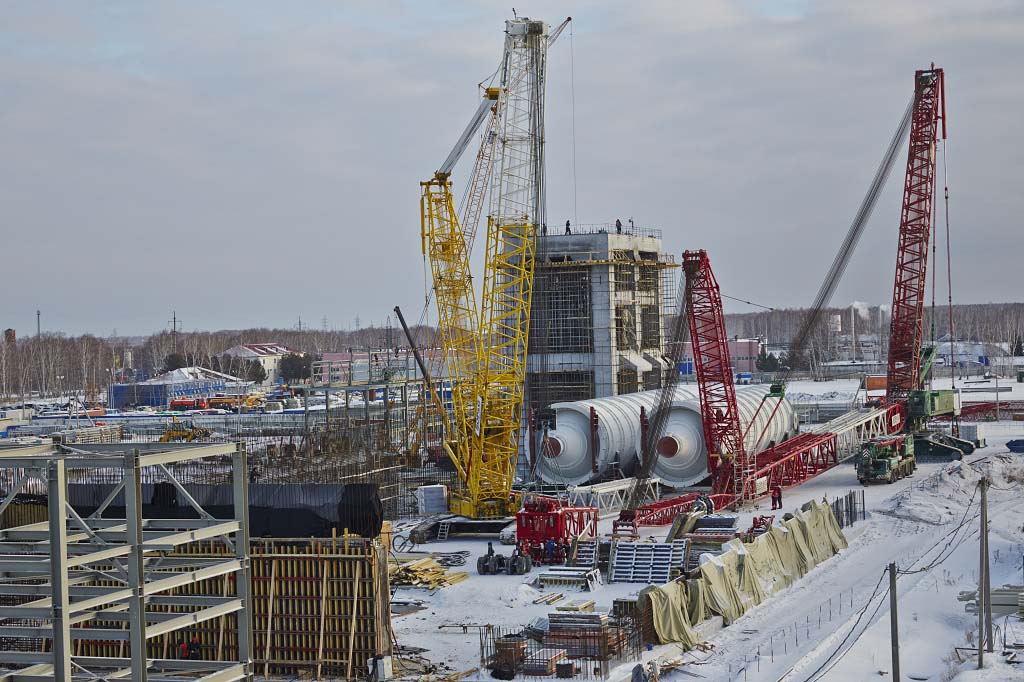 Heavy crane lifting reactor vessel