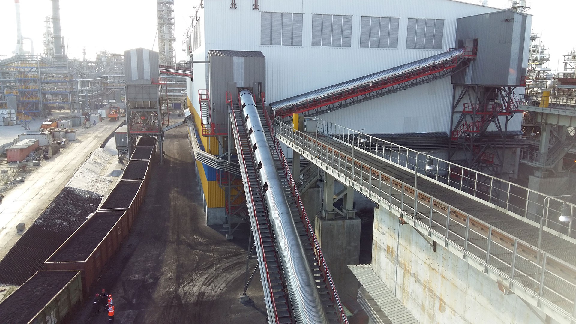Petcoke conveyor belt and loading facility