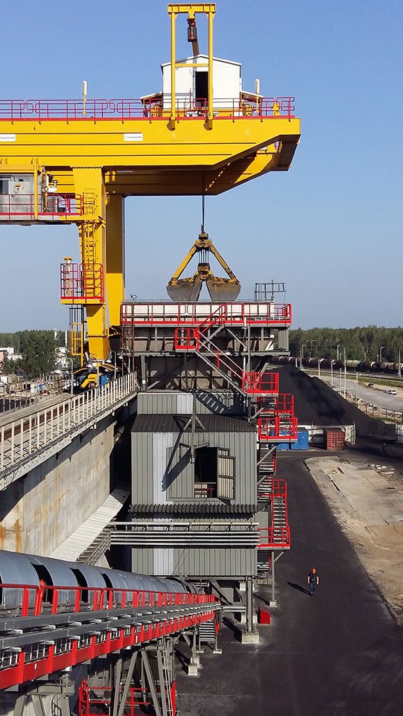 Petcoke gantry crane operations