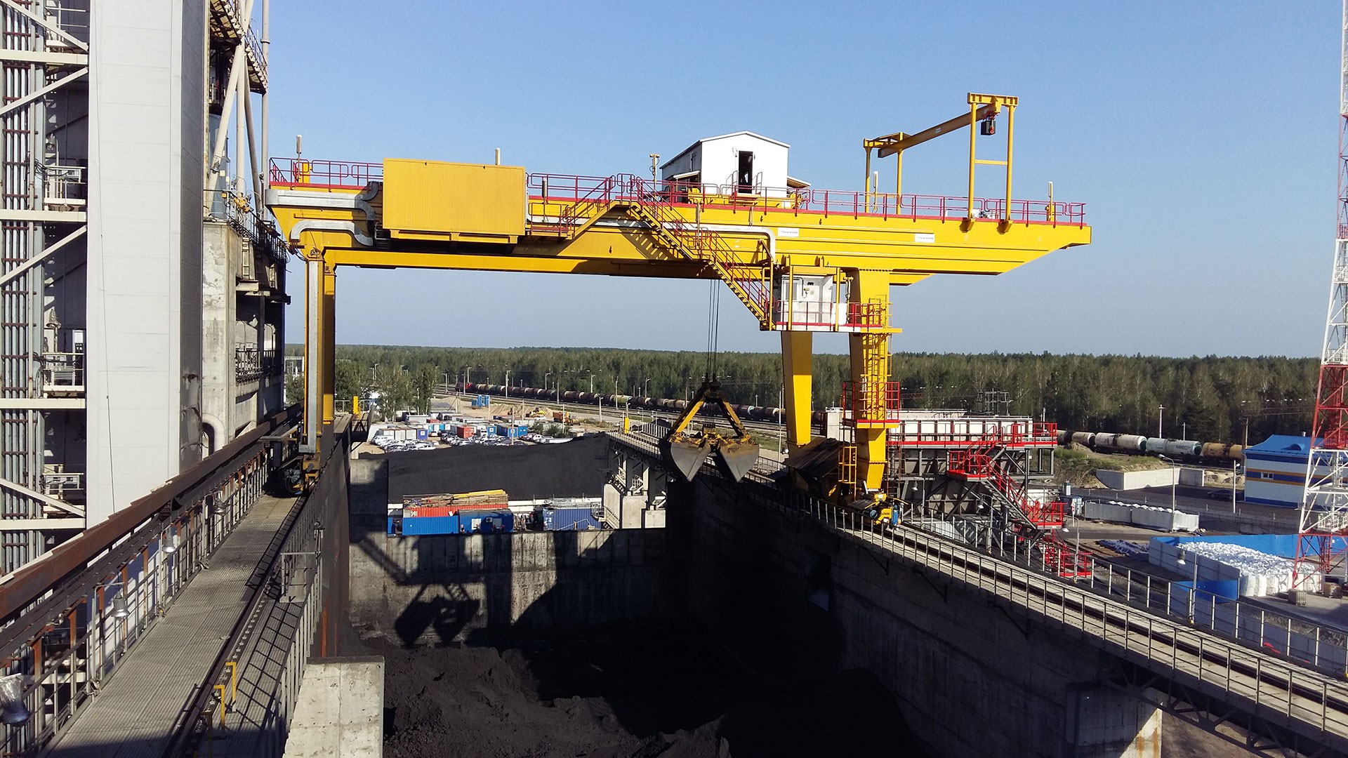 Petcoke storage yard with overhead crane