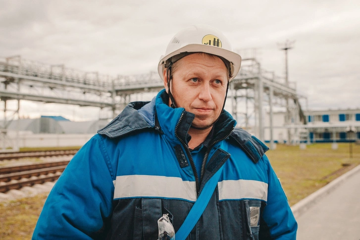 Field engineer at refinery infrastructure