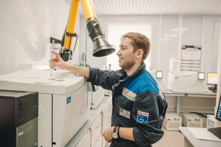 Laboratory engineer at chromatograph