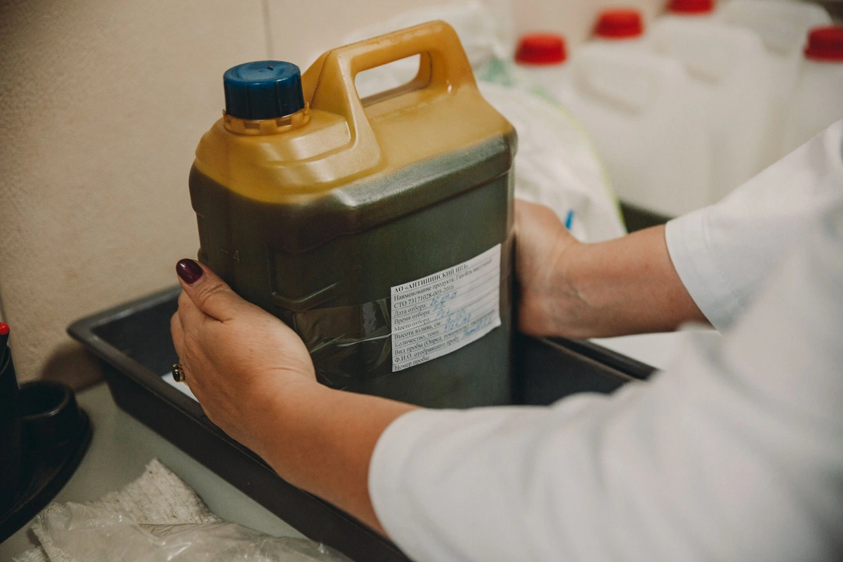 Fuel sample container for laboratory analysis