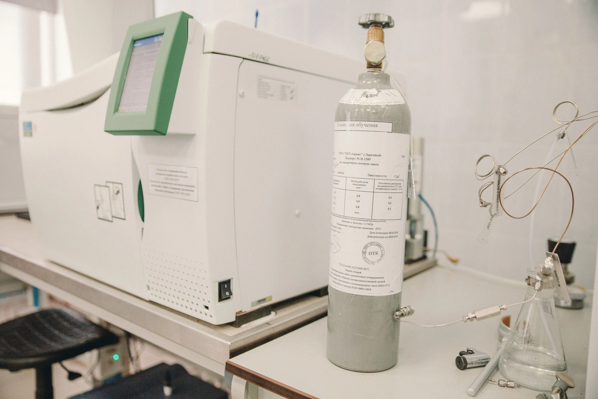 Gas chromatograph and calibration cylinder